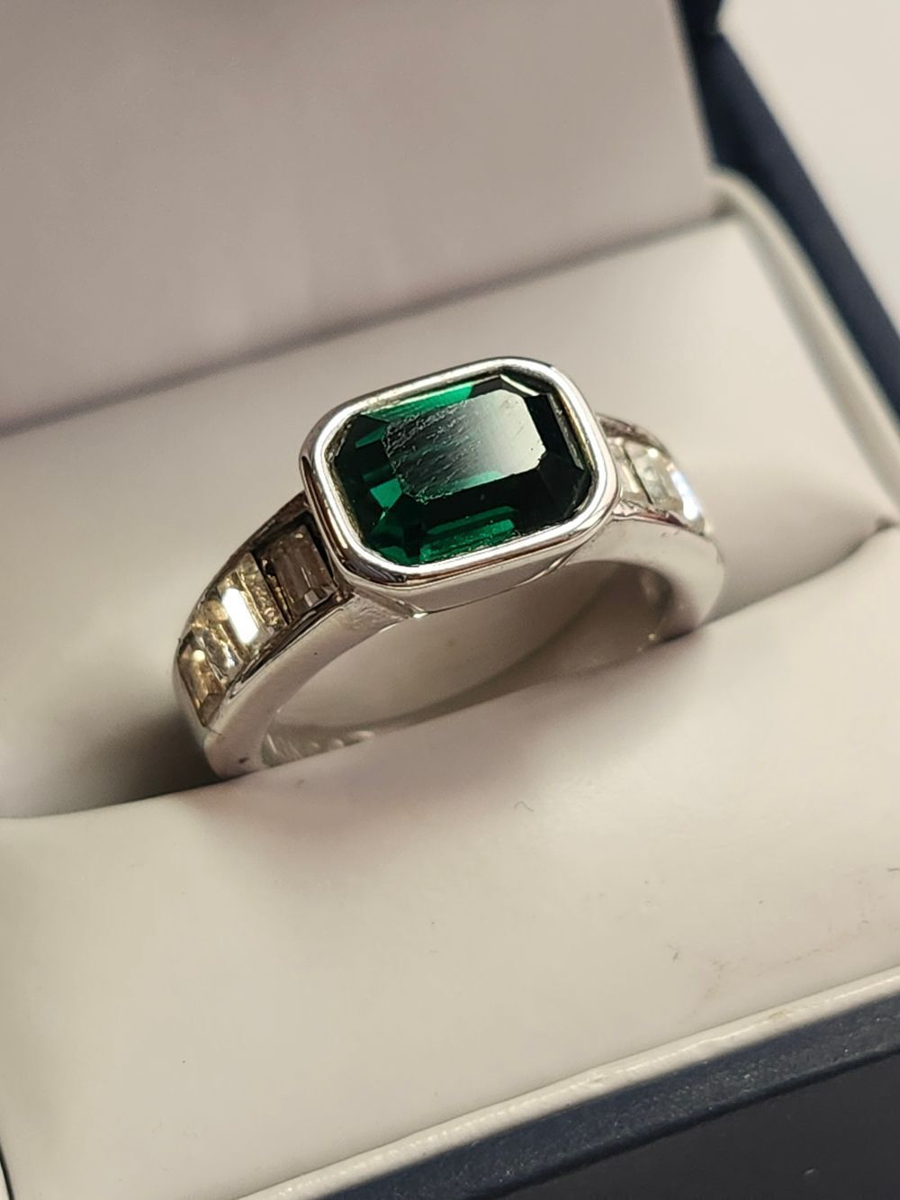 18K GE Emerald Green Solitaire Band Ring Size 4.75